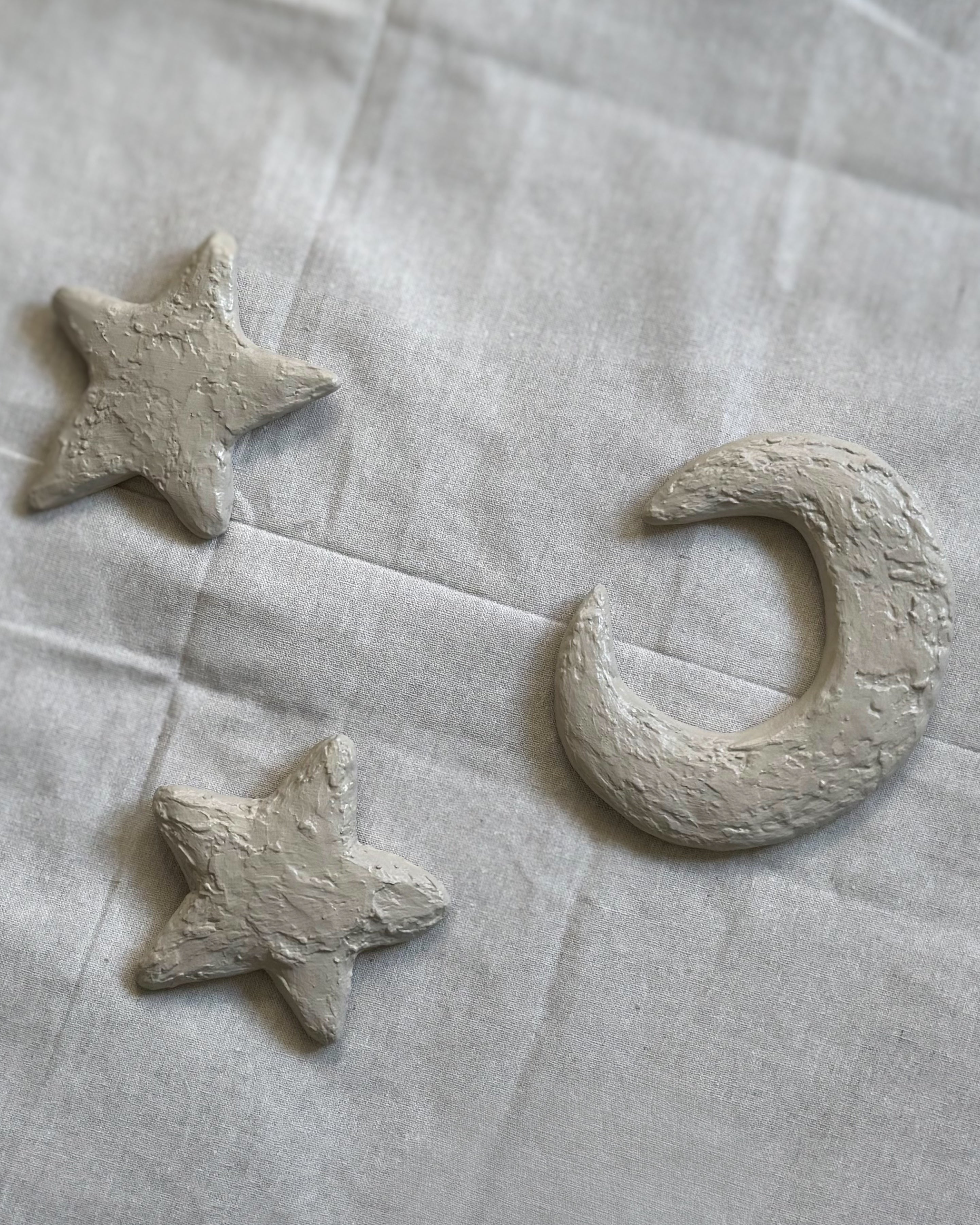 Maan en twee sterren van To the Moon & the Stars kinderkunstwerk van Studio Lamain in 3D met structuur op linnen doek. 