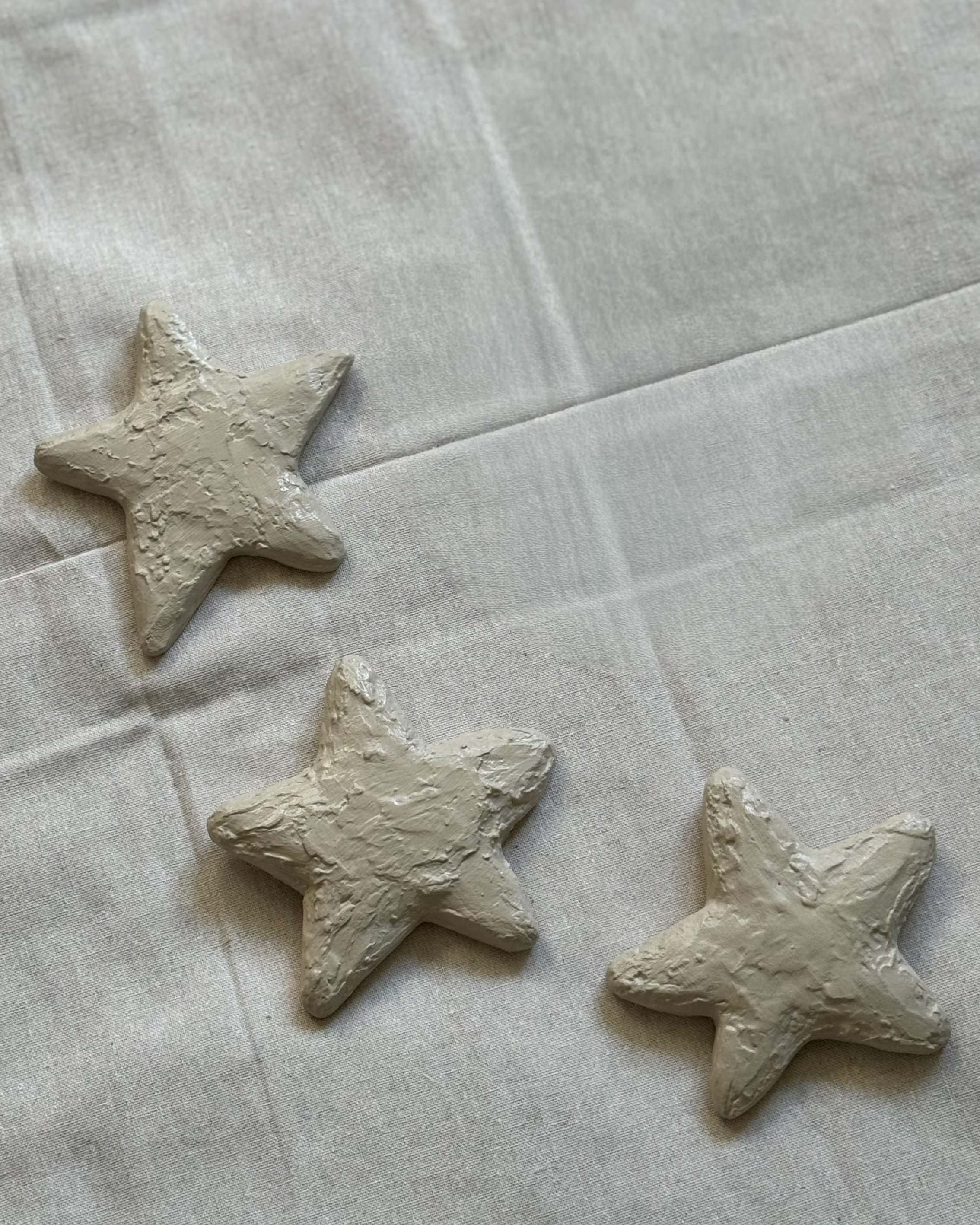 Drie sterren van To the Moon & the Stars kinderkunstwerk van Studio Lamain in 3D met structuur op linnen doek. 