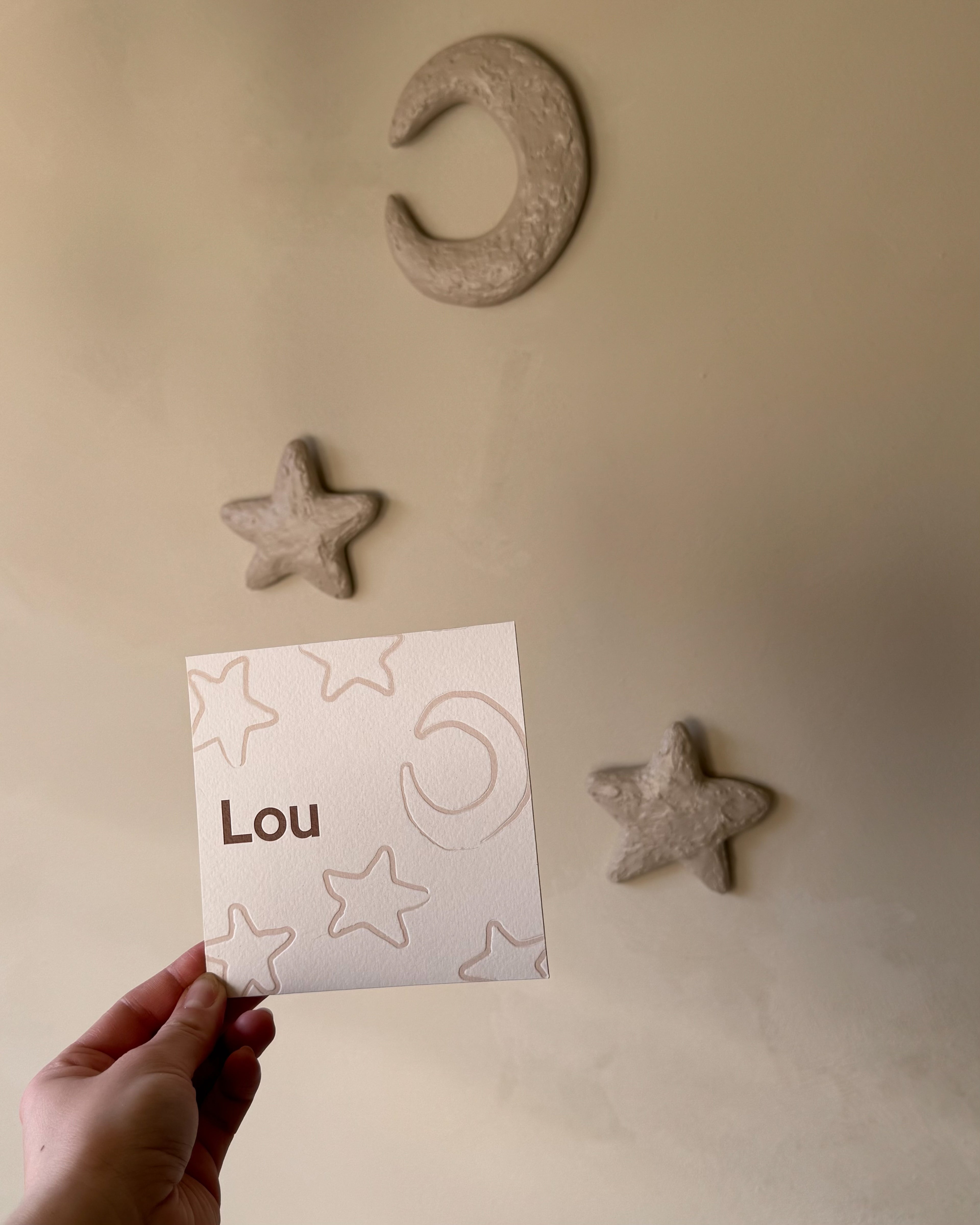 Studio Lamain To the Moon & the Stars kinderkunstwerk in 3D met geboortekaartje van Lou. Eerbetoon aan hem.