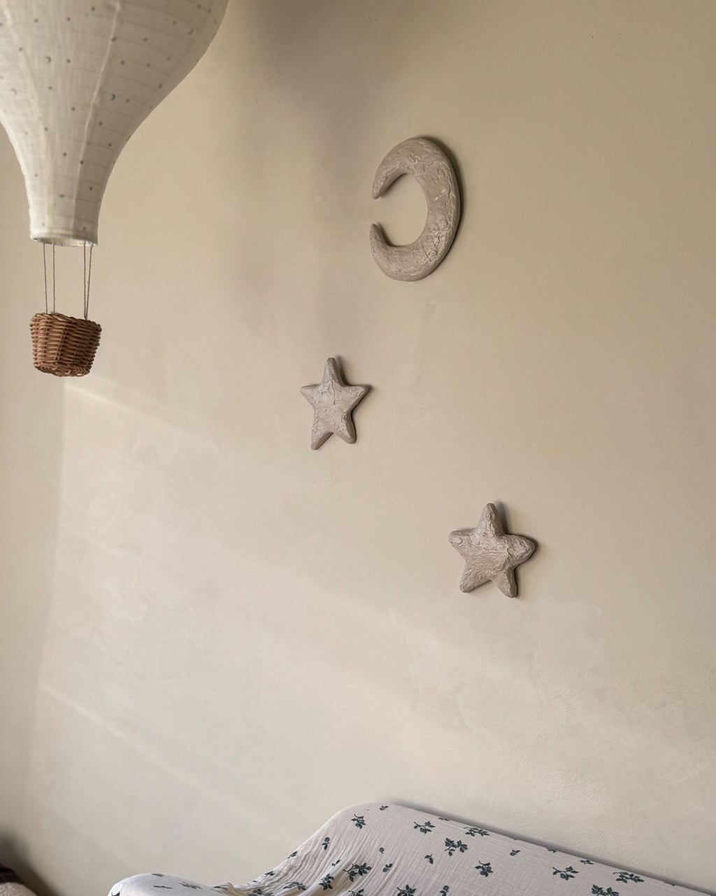 Studio Lamain maan en sterren van To the Moon & the Stars kinderkunstwerk in 3D met structuur op een kinderkamer. 