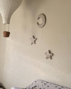 Studio Lamain maan en sterren van To the Moon & the Stars kinderkunstwerk in 3D met structuur op een kinderkamer. 