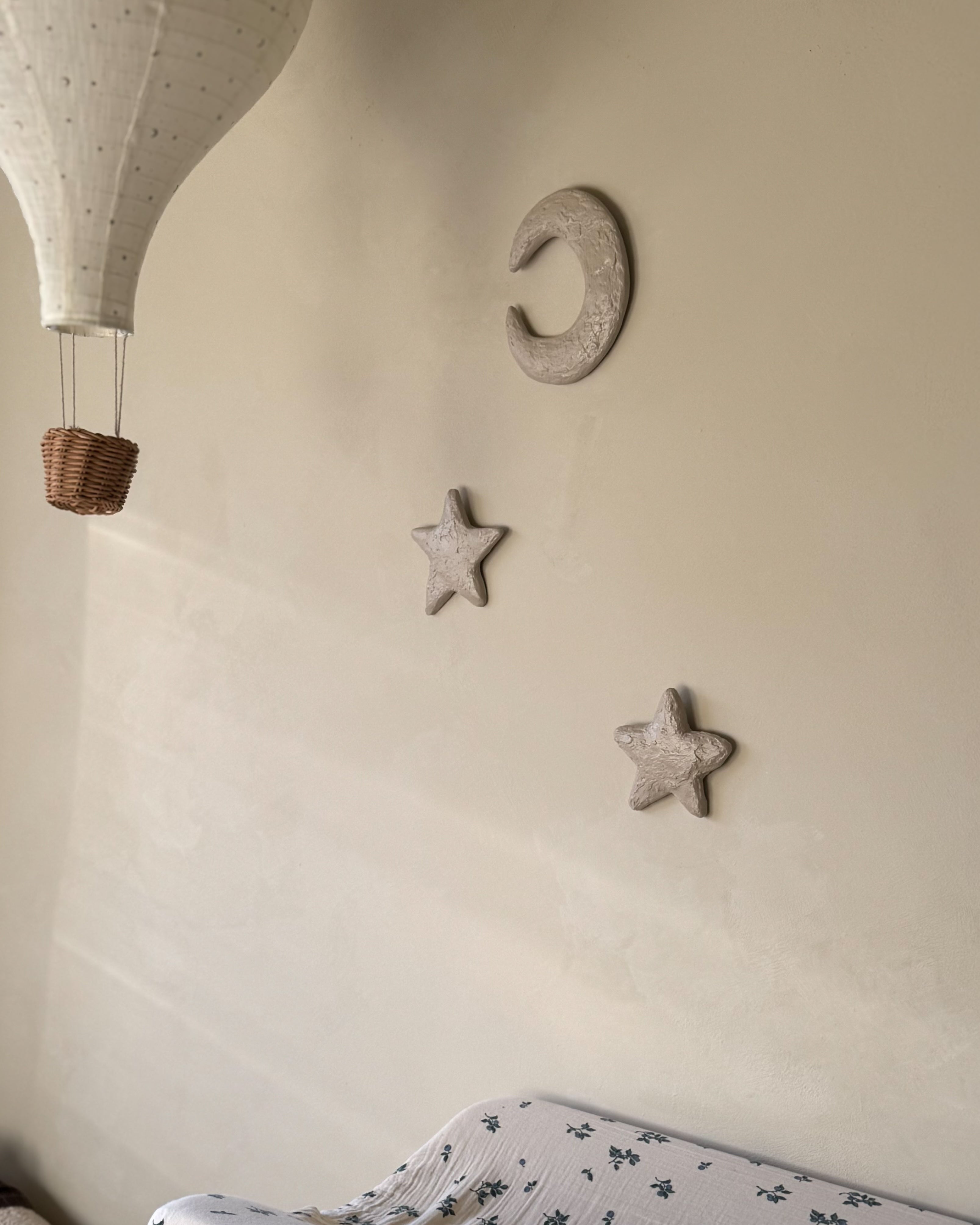 Studio Lamain maan en sterren van To the Moon & the Stars kinderkunstwerk in 3D met structuur op een kinderkamer. 