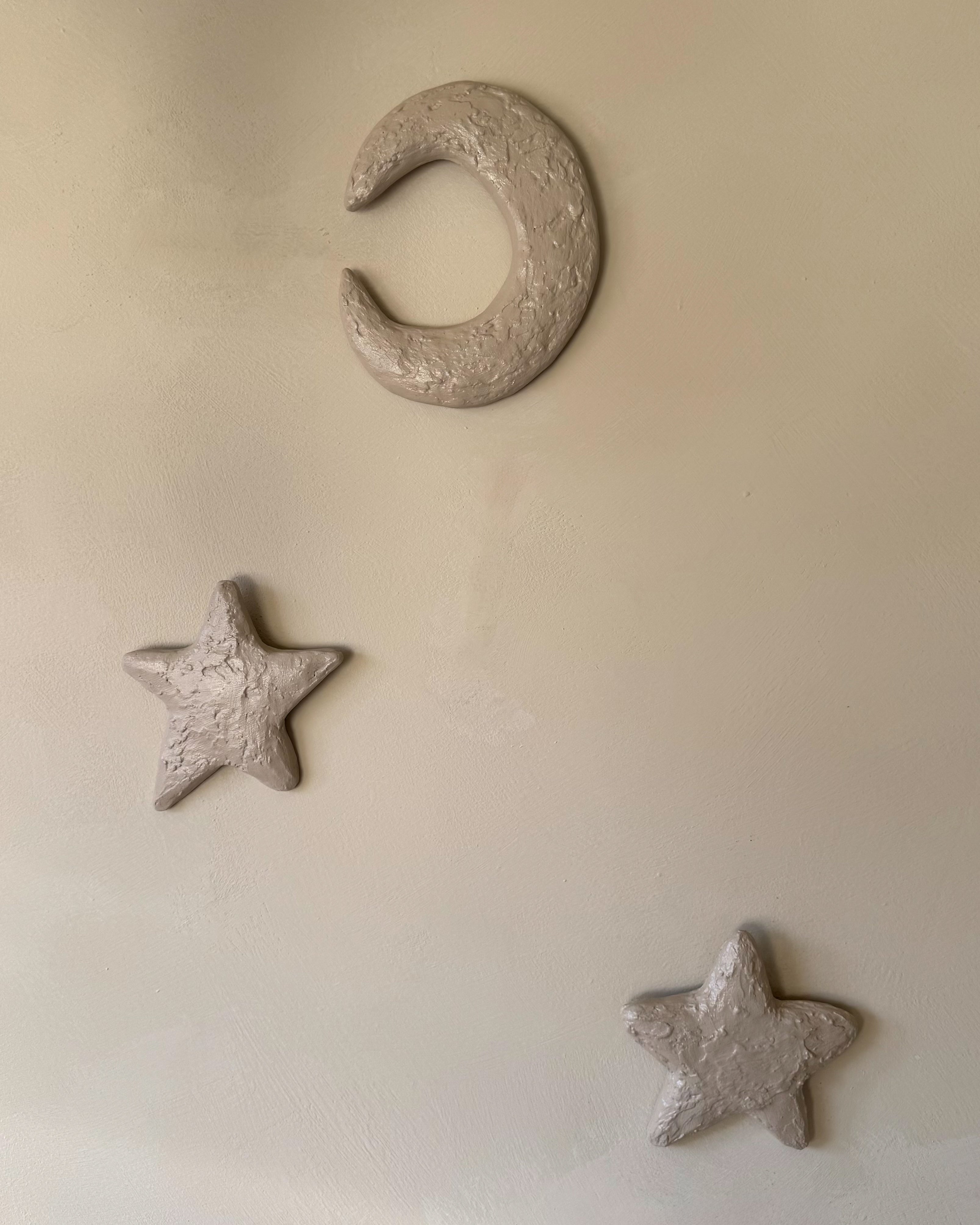Maan en sterren van het To the Moon & Stars wandobject, 3d kunst met structuur in kalkzand kleur voor kinderkamers.
