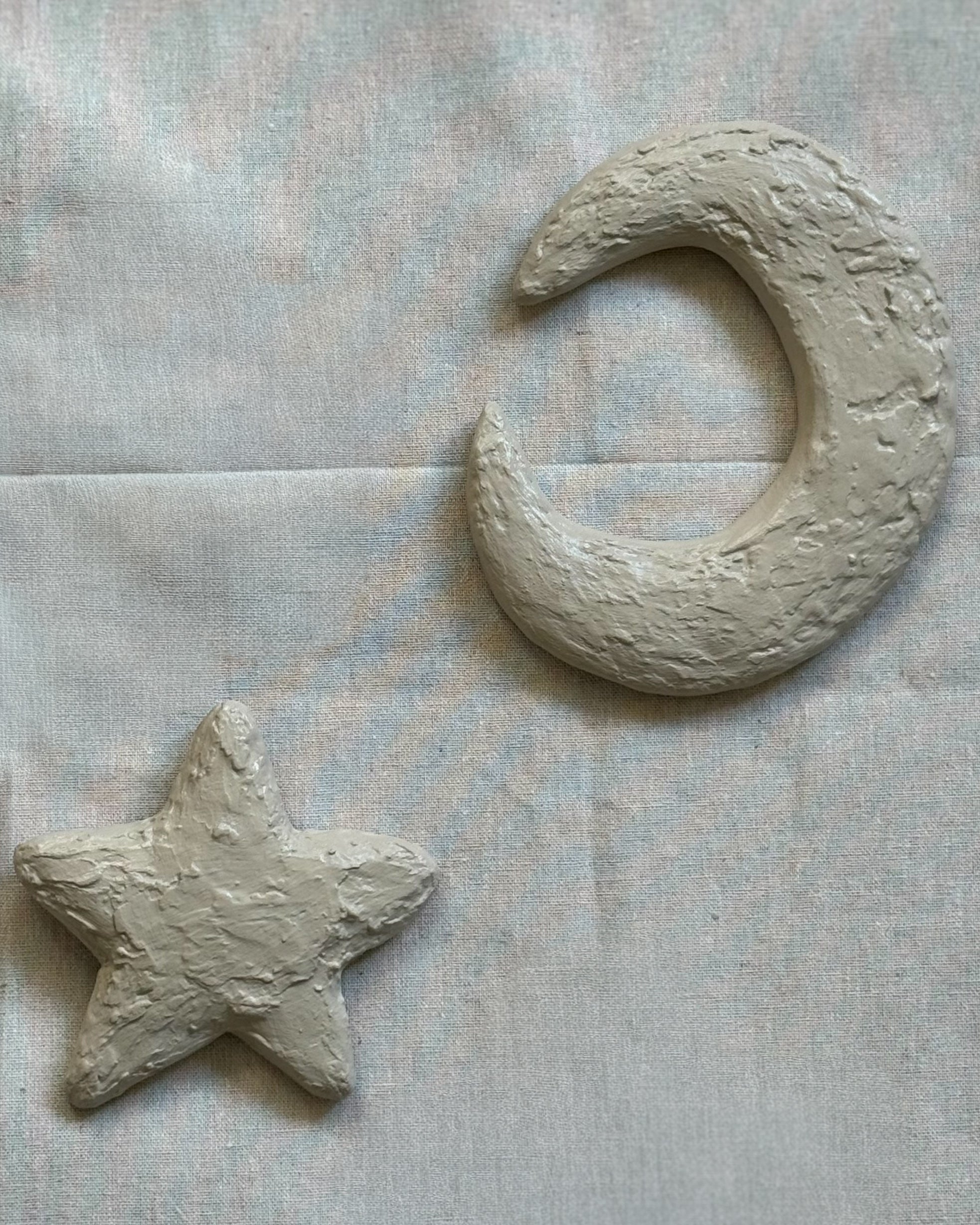 Ster en maan van To the Moon & the Stars kinderkunstwerk van Studio Lamain in 3D met structuur op linnen doek. 