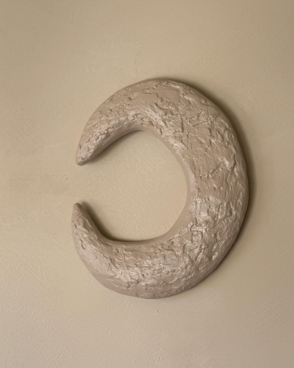 Maan van het To the Moon & Stars wandobject, 3d kunst met structuur in kalkzand kleur voor kinderkamers.