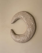 Maan van het To the Moon & Stars wandobject, 3d kunst met structuur in kalkzand kleur voor kinderkamers.