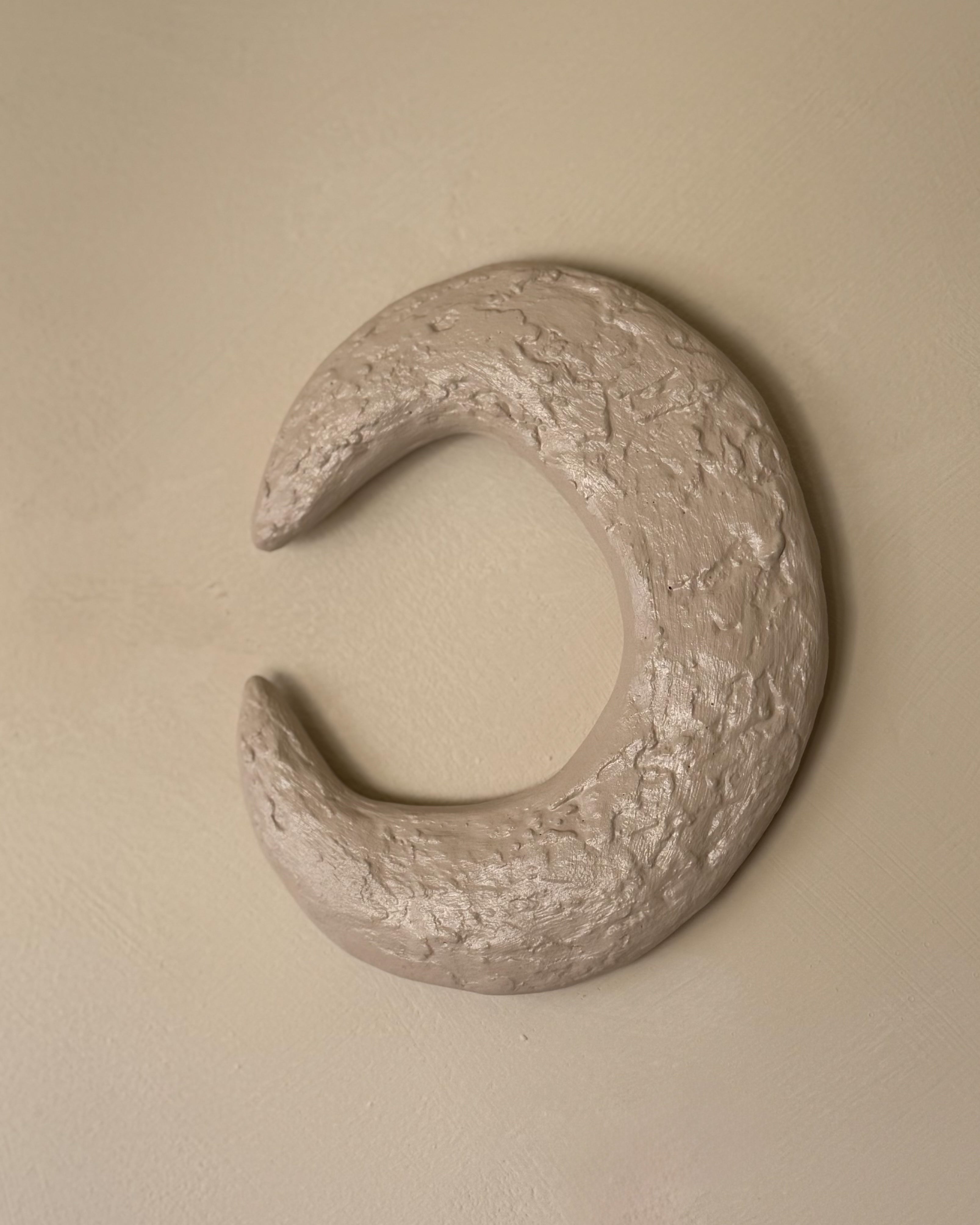 Maan van het To the Moon & Stars wandobject, 3d kunst met structuur in kalkzand kleur voor kinderkamers.