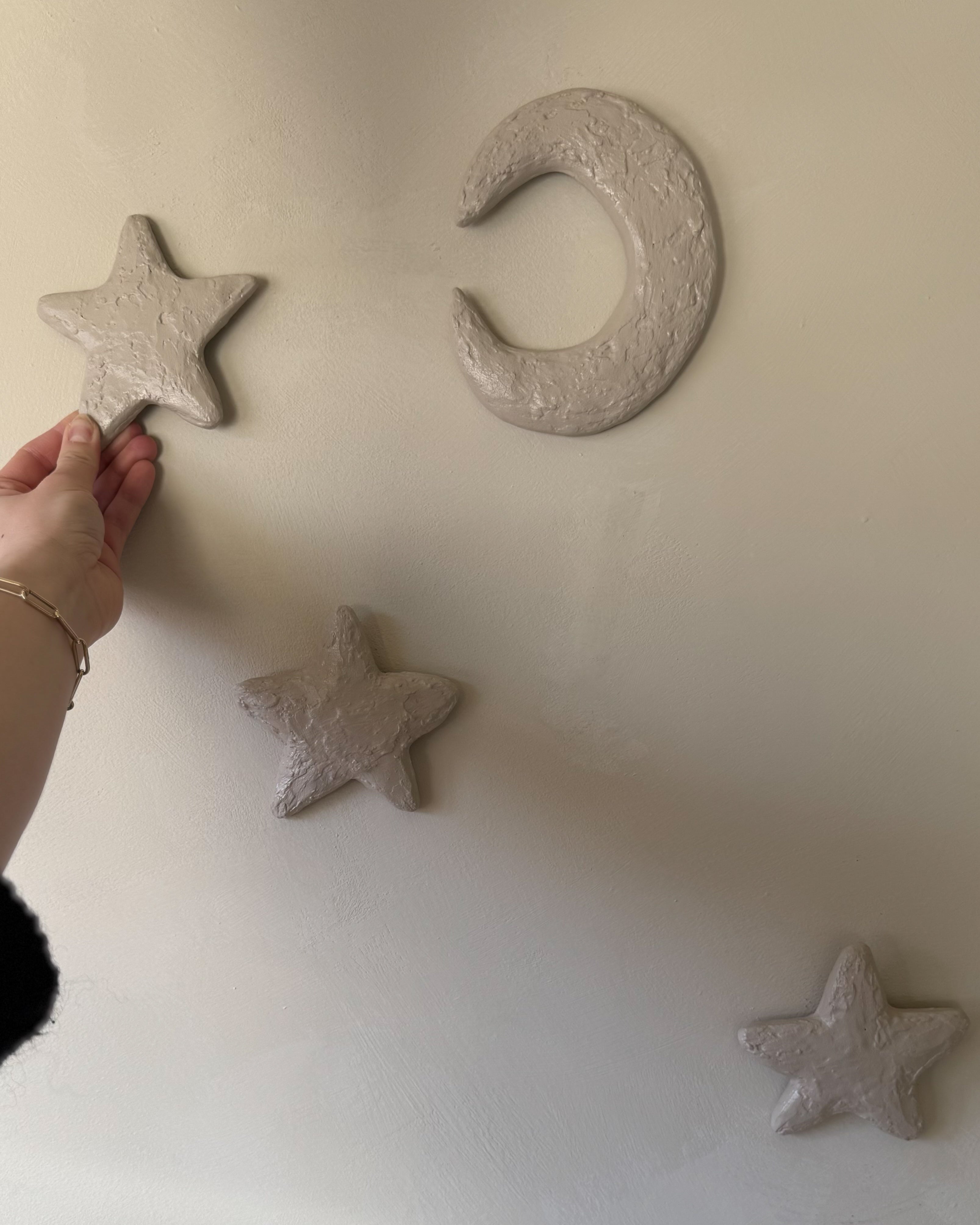 Studio Lamain maan en sterren van To the Moon & the Stars kinderkunstwerk in 3D met hand op foto.