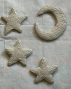 Studio Lamain maan en drie sterren van To the Moon & the Stars kinderkunstwerk in 3D met structuur op linnen doek.