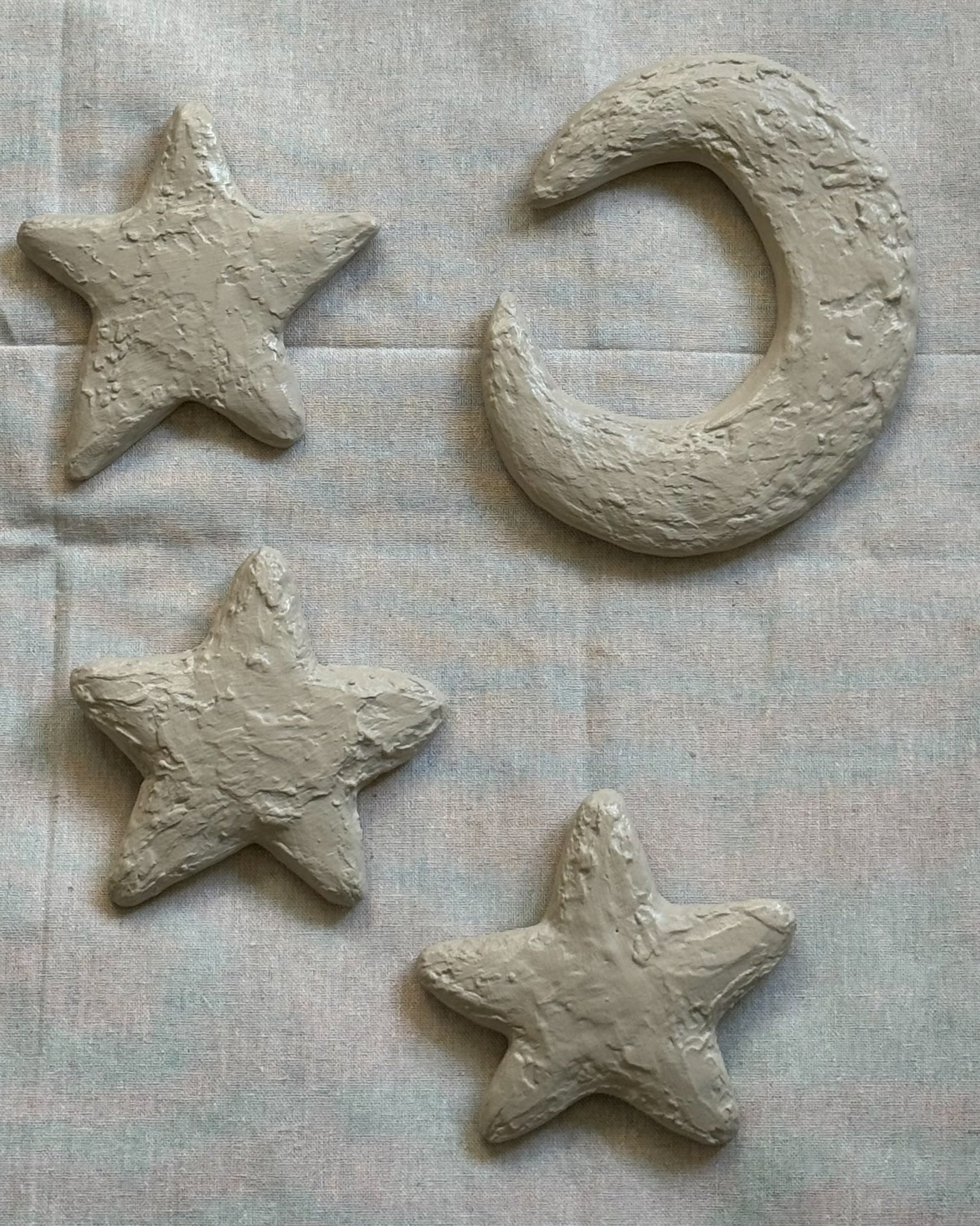 Studio Lamain maan en drie sterren van To the Moon & the Stars kinderkunstwerk in 3D met structuur op linnen doek.